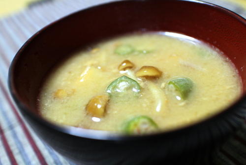 今日のキムチ料理レシピなめこオクラキムチ味噌汁：