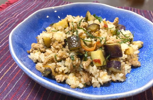 今日のキムチ料理レシピ：ナスとひき肉のピリ辛混ぜご飯