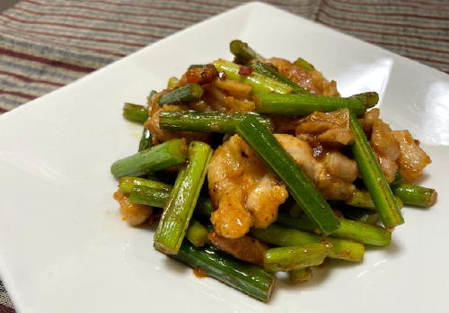 今日のキムチ料理レシピ：にんにくの芽と鶏肉のキムチ炒め