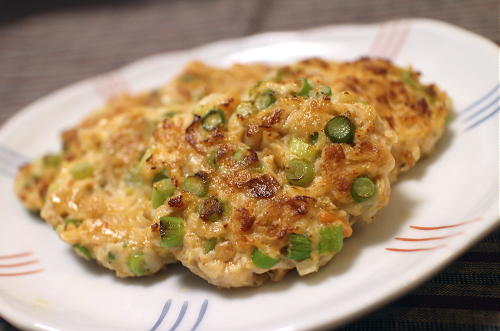 今日のキムチ料理レシピ：にんにくの茎とキムチ入り鶏つくね