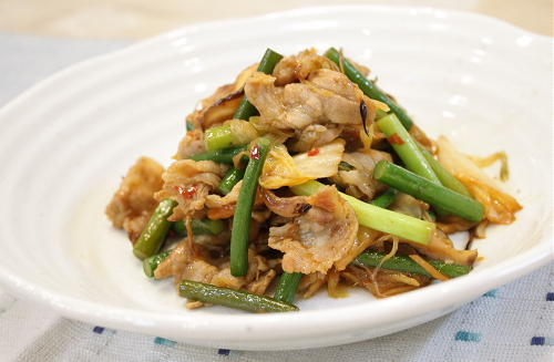 今日のキムチ料理レシピ：豚肉とにんにくの芽のキムチ炒め