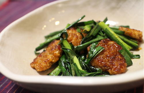 今日のキムチ料理レシピ：キムチ入り肉団子とにらの炒め物