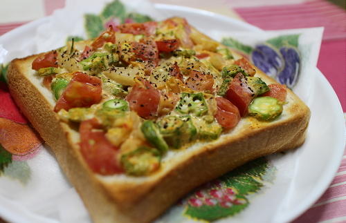 今日のキムチ料理レシピ：オクラとトマトのキムチトースト