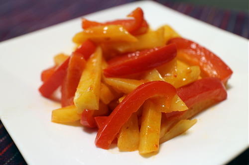 今日のキムチ料理レシピ：ジャガイモとパプリカのピリ辛マリネ