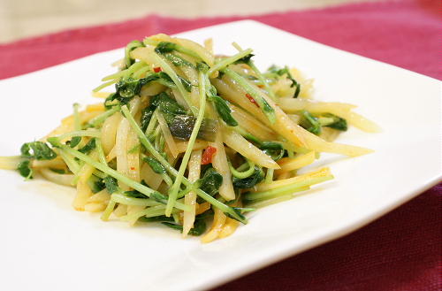 今日のキムチ料理レシピ：じゃがいもと豆苗のキムチ炒め