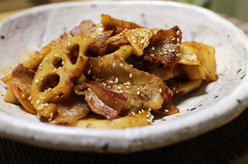 今日のキムチ料理レシピ：豚バラ肉とレンコンの甘辛キムチ炒め