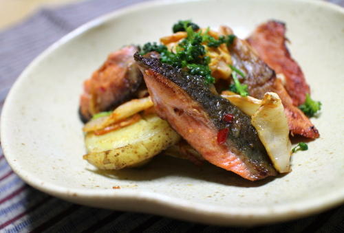 今日のキムチレシピ：鮭とジャガイモとキムチのバター炒め