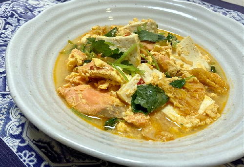 今日のキムチ料理レシピ：鮭とキムチの卵とじ