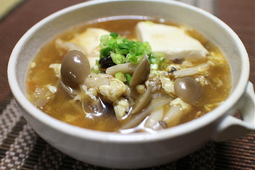 今日のキムチ料理レシピ：きのこと豆腐のキムチサンラータンスープ