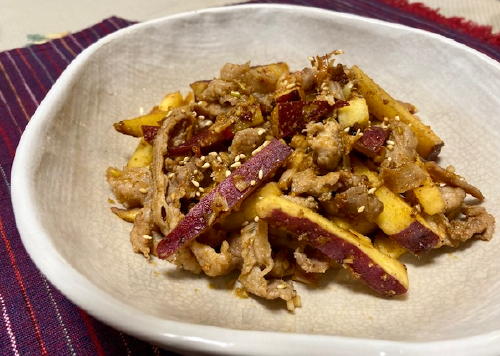 今日のキムチ料理レシピ：サツマイモと豚肉のピリ辛甘酢炒め