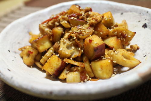 今日のキムチ料理レシピ：サツマイモとレンコンのピリ辛ひき肉炒め