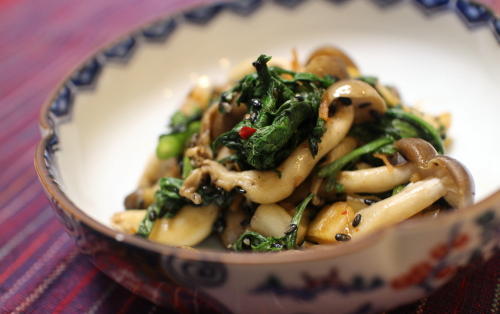 今日のキムチ料理レシピ：春菊としめじのキムチ黒ごまあえ