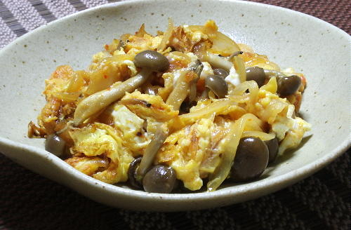 今日のキムチ料理レシピ：油揚げとキムチの卵とじ
