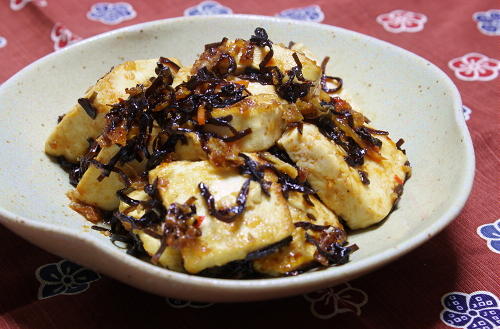 今日のキムチ料理レシピ：豆腐の甘辛塩昆布炒め