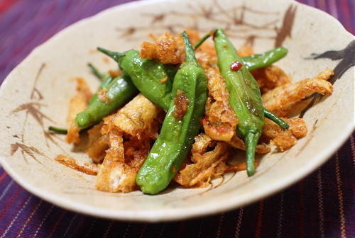 今日のキムチ料理レシピ：しし唐と油揚げのピリ辛炒め