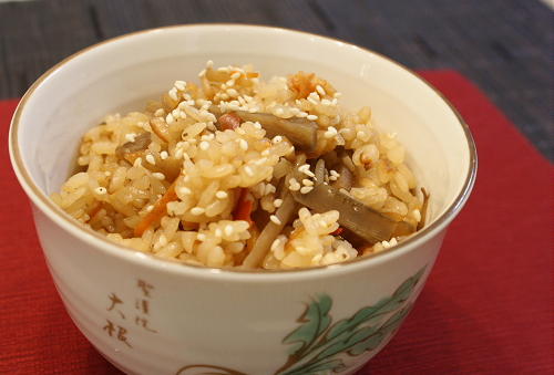 今日のキムチ料理レシピ：生姜昆布ごぼうとキムチの炊き込みご飯