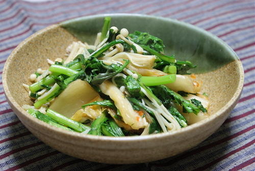 今日のキムチ料理レシピ：春菊とキムチのゆずこしょう炒め