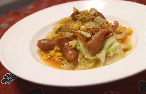 今日のキムチ料理レシピ：ソーセージと白菜のピリ辛蒸し煮