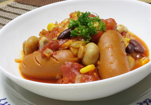 今日のキムチ料理レシピ：ソーセージと豆のキムチトマト煮込み