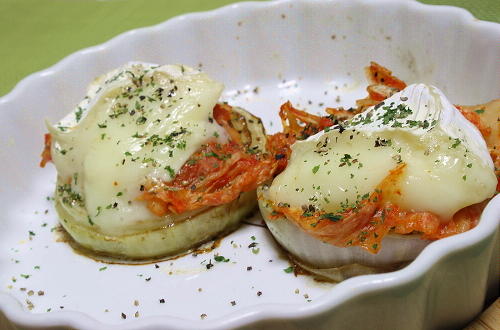 今日のキムチ料理レシピ：カマンベールとキムチのせ玉ねぎソテー