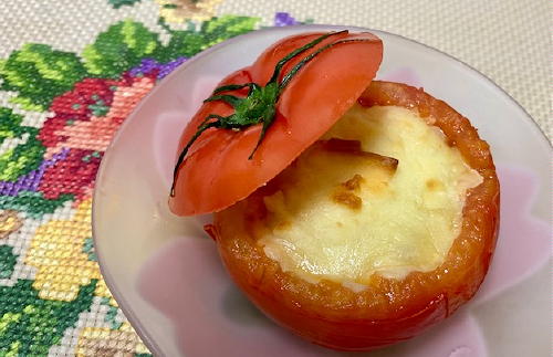 今日のキムチ料理レシピ：トマトカップのキムチ入りチーズ焼き