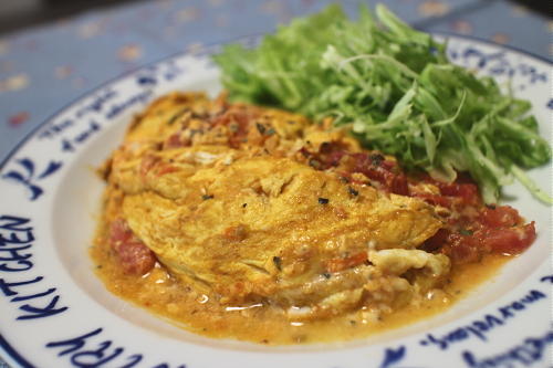 今日のキムチ料理レシピ：トマトとキムチのオムレツ