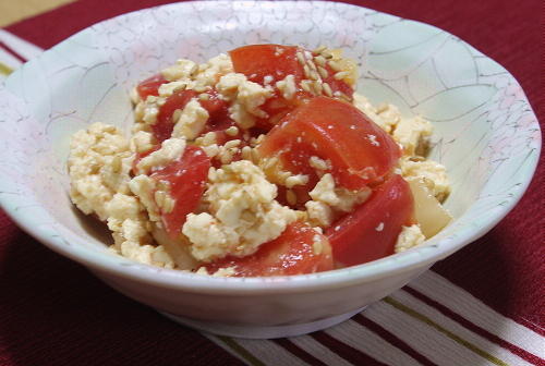 今日のキムチ料理レシピ：トマトのキムチ白和え