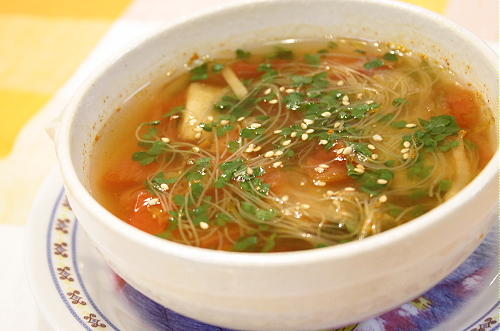 今日のキムチ料理レシピ：トマトとキムチのスープ