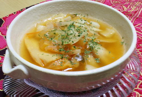 今日のキムチ料理レシピ：根菜とトマトのキムチスープ