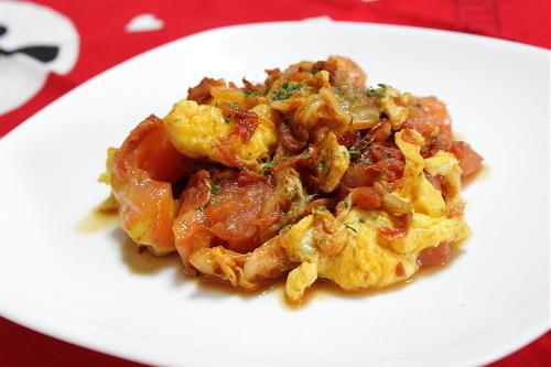今日のキムチ料理レシピ： トマトとキムチの卵焼き