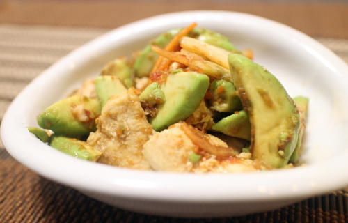 今日のキムチ料理レシピ：鶏肉とアボカドのキムチ生姜醤油和え