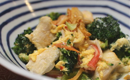 今日のキムチ料理レシピ：鶏肉とブロッコリーとキムチの卵とじ