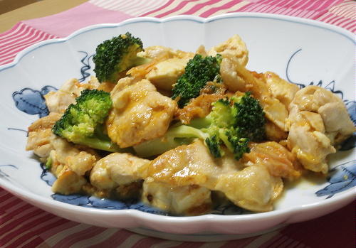 今日のキムチ料理レシピ：鶏肉とブロッコリーのキムチ炒め