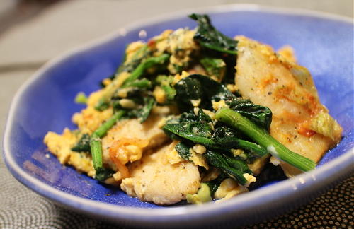 今日のキムチ料理レシピ：鶏肉とほうれん草とキムチの卵炒め
