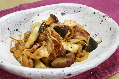 今日のキムチ料理レシピ：鶏肉ときのこのキムチバター醤油炒め