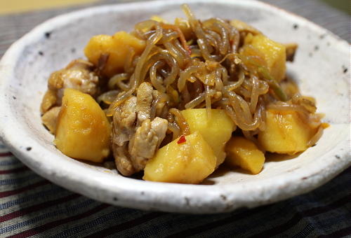 今日のキムチ料理レシピ：鶏肉のピリ辛肉じゃが