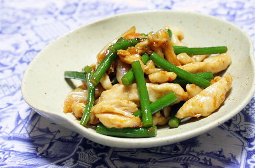 今日のキムチ料理レシピ：鶏肉とにんにくの芽のキムチ炒め
