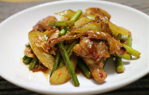 今日のキムチ料理レシピ：鶏肉とにんにくの芽のキムチ炒め