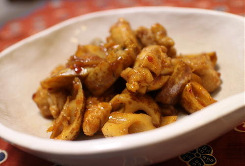 今日のキムチ料理レシピ：鶏もも肉とレンコンのピリ辛黒酢煮　