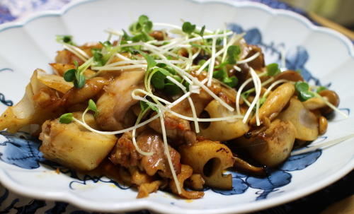 今日のキムチ料理レシピ：鶏肉とレンコンの甘辛キムチ炒め