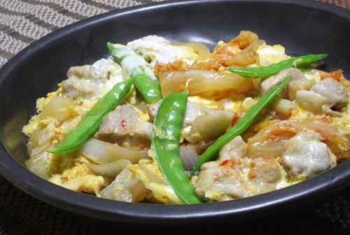 今日のキムチ料理レシピ：鶏肉とキムチの卵とじ