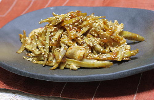 今日のキムチ料理レシピ：ごぼうと鶏肉のキムチ甘辛炒め