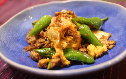 今日のキムチ料理レシピ：豚ひき肉とししとうとキムチの肉卵炒め