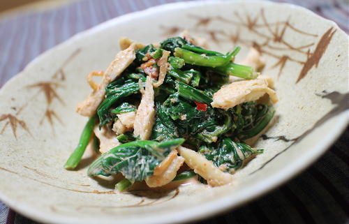 今日のキムチレシピ：鶏肉とほうれん草のピリ辛胡麻和え