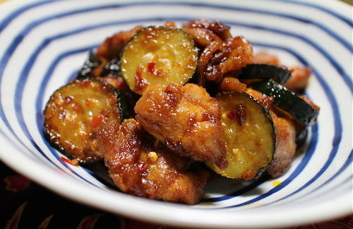 今日のキムチ料理レシピ：鶏肉とズッキーニの梅キムチ炒め