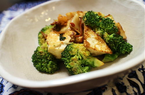 今日のキムチ料理レシピ：ブロッコリーと豆腐のキムチ炒め