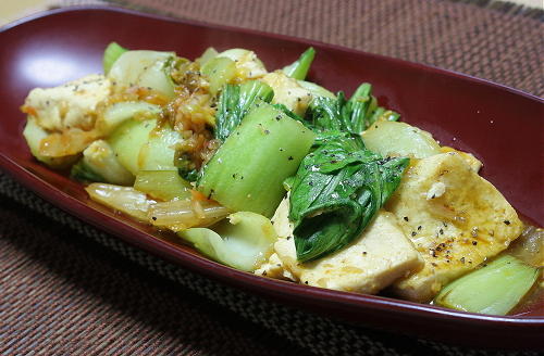 今日のキムチ料理レシピ：豆腐と青梗菜のキムチ炒め