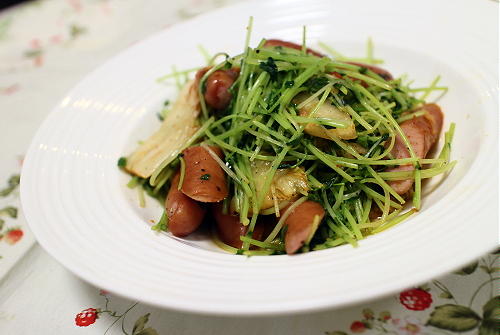 今日のキムチ料理レシピ：豆苗とソーセージのキムチ炒め