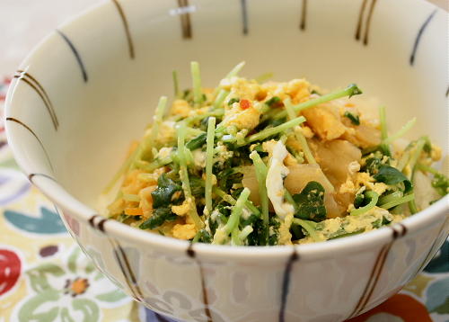 今日のキムチ料理レシピ：豆苗とキムチの卵とじ丼