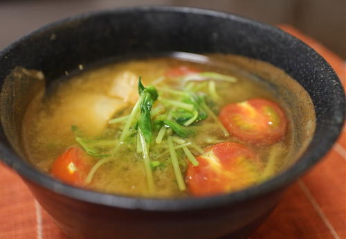 今日のキムチ料理レシピ：豆苗とミニトマトのキムチ味噌汁